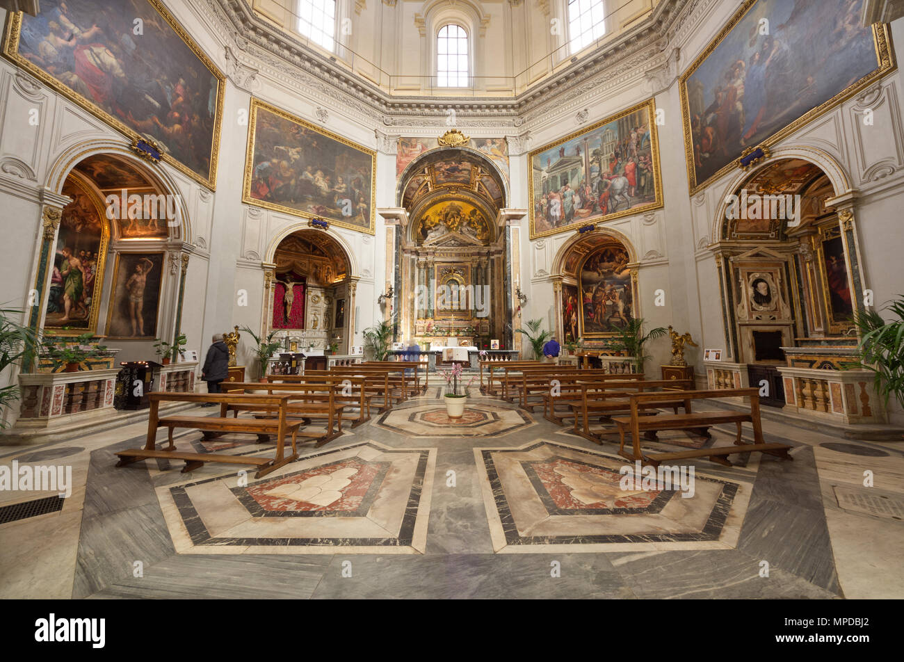 Innenraum der Santa Maria della Pace (Unsere Liebe Frau des Friedens) - Rom Stockfoto