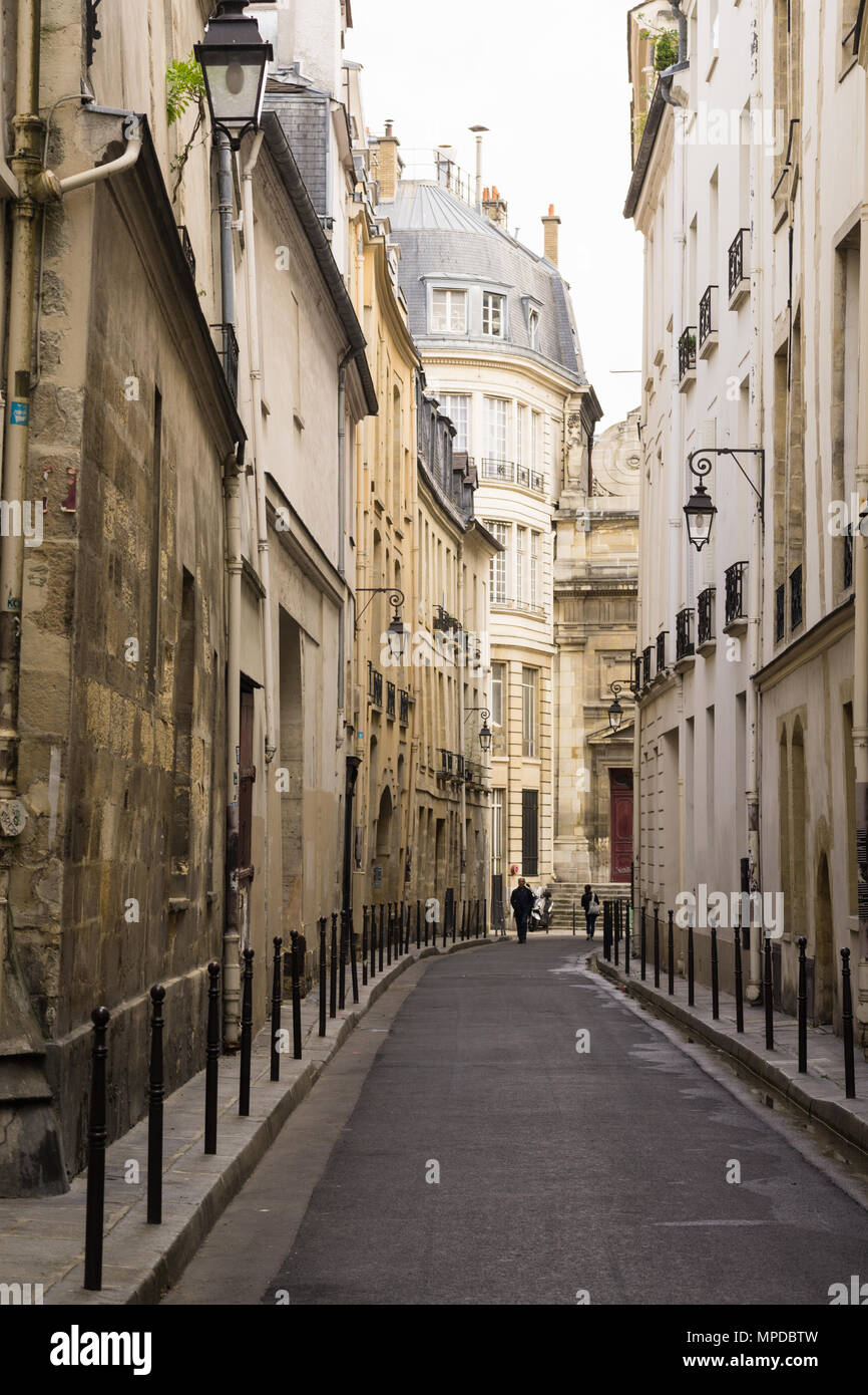 Eine typische Straße im Stadtteil Marais in Paris, Frankreich. Stockfoto