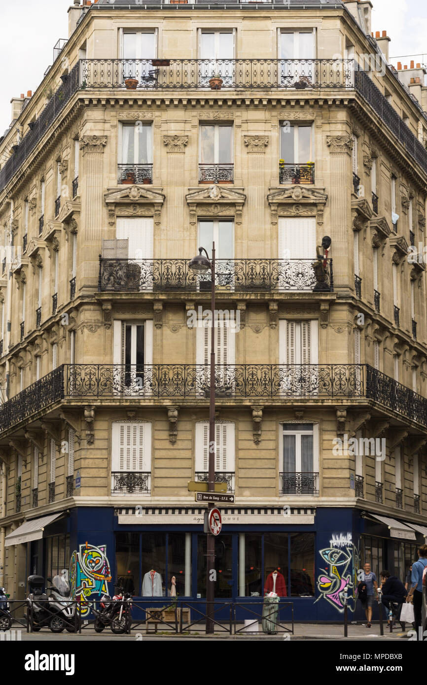 Ein Haussmann Stil Gebäude im 10. Arrondissement in Paris, Frankreich. Stockfoto