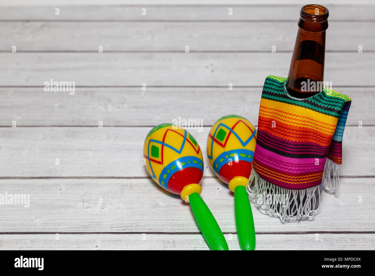 Bier und Maracas Stockfoto