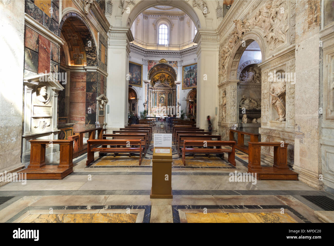 Innenraum der Santa Maria della Pace (Unsere Liebe Frau des Friedens) - Rom Stockfoto