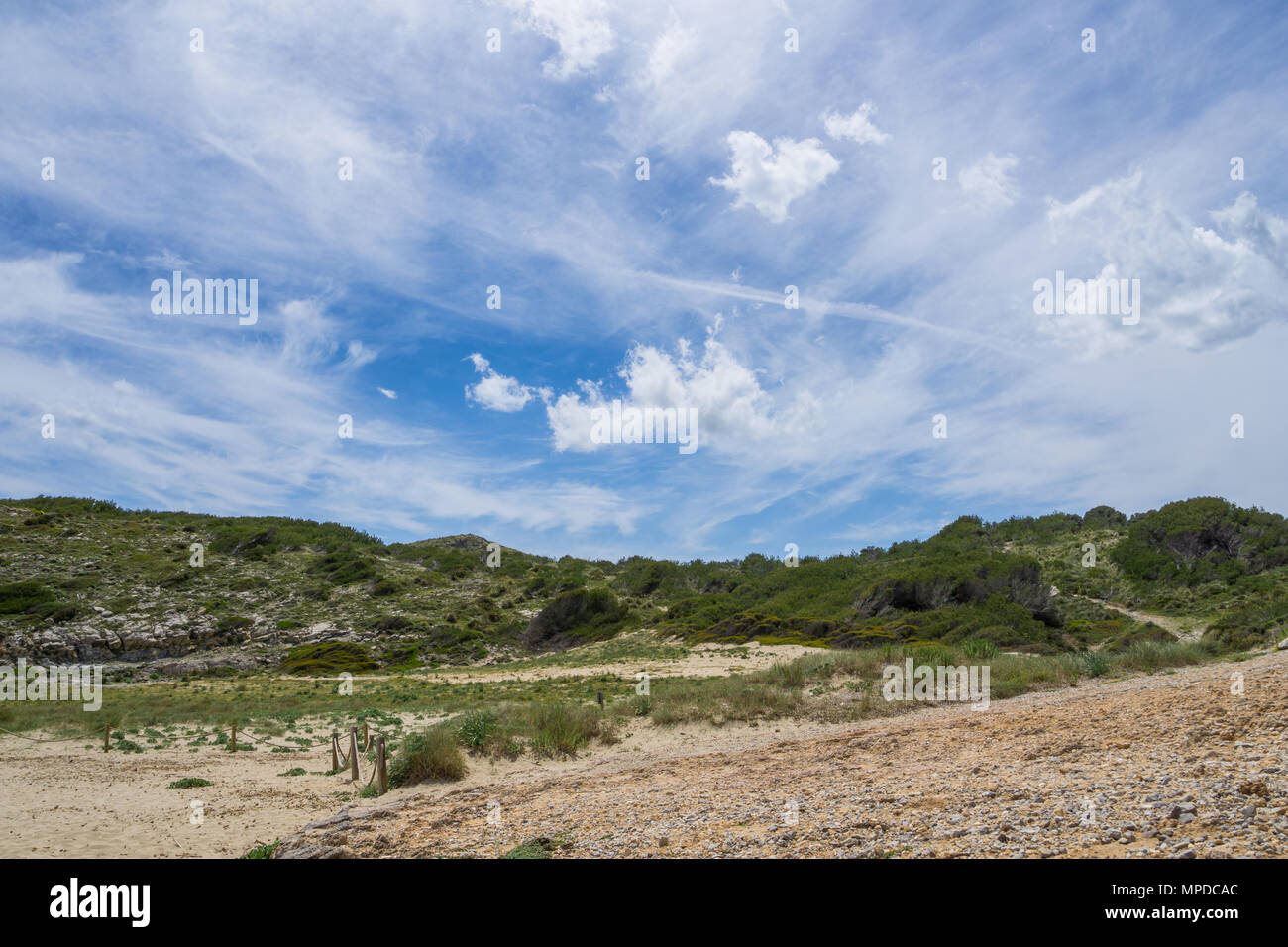 Mallorca, Wanderwege durch die grünen Boden Vegetation in der Nähe von Cala Mitjana Bucht mit blauen Himmel Stockfoto