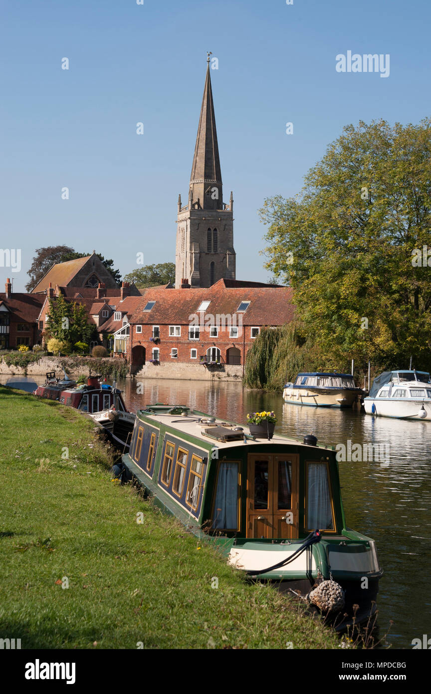 Die Themse, Abingdon-on-Thames, mit St Helen's Kirche im Hintergrund Stockfoto