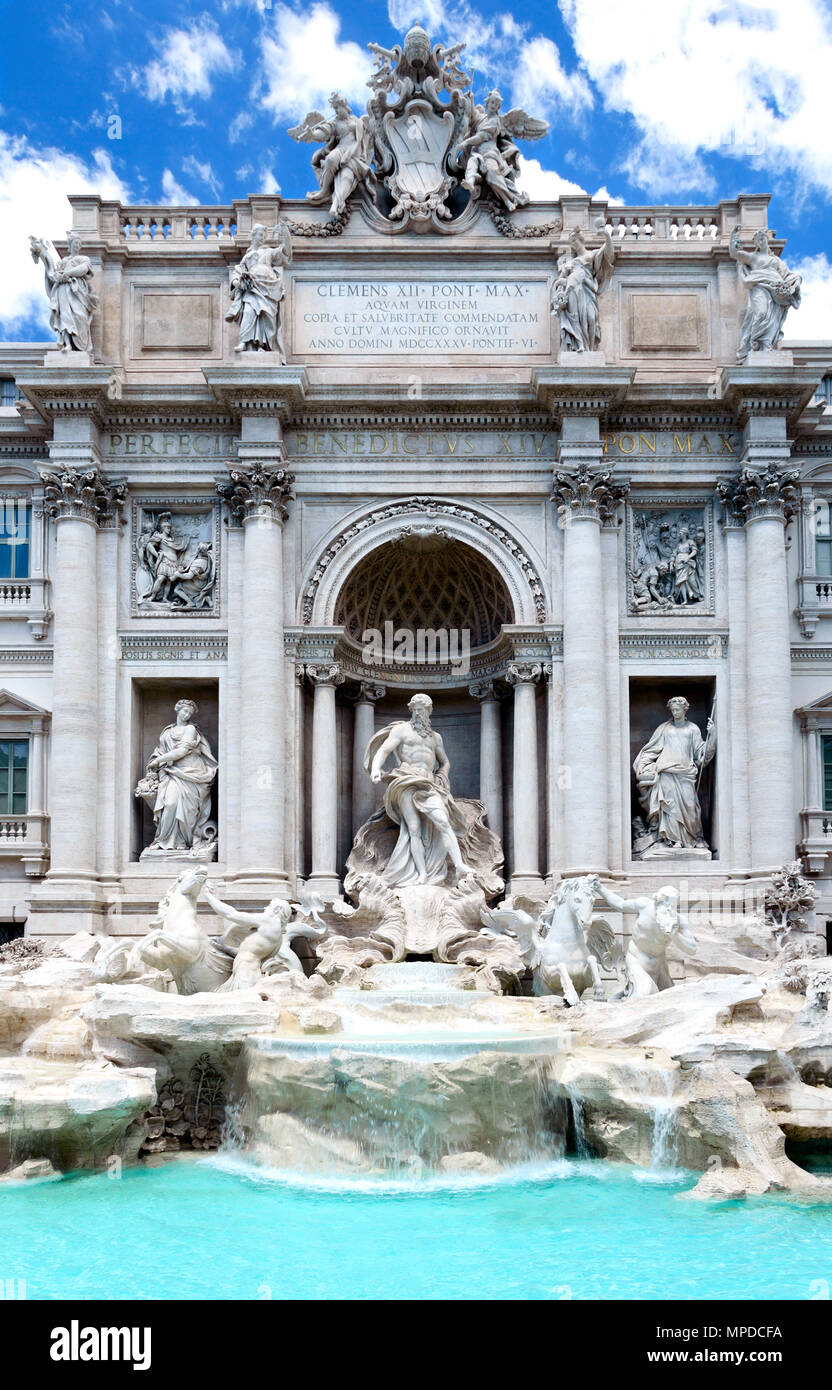 Trevi-brunnen oder Fontana di Trevi in Rom, Italien. Architektur, die berühmteste Sehenswürdigkeit Brunnen in der Welt mit beeindruckenden künstlerischen Mauerwerk Stockfoto