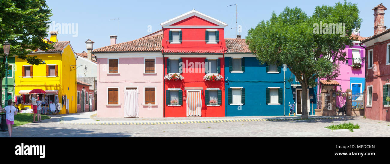 6:17 panorama Bunte Häuser auf Corte Comare, Insel Burano Venedig, Venetien, Italien, einem malerischen Platz. Beliebtes Reiseziel Stockfoto