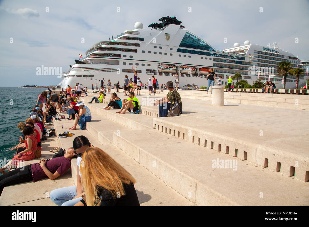 Kreuzfahrtschiff in die kroatische Hafenstadt Zadar Kroatien an der Adria mit Urlaubern und Touristen im Urlaub am Meer Orgel Stockfoto