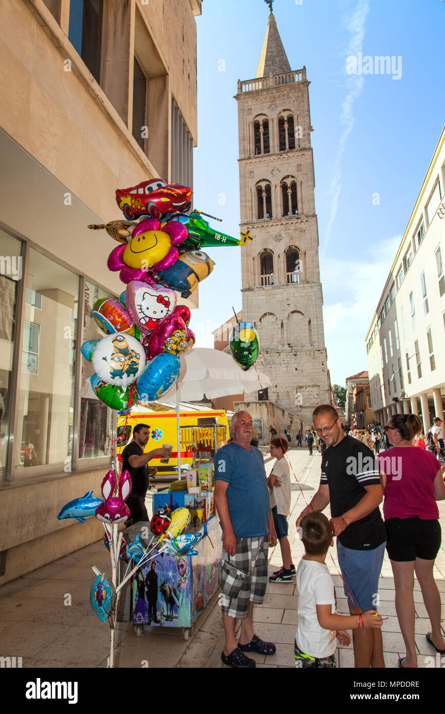 Familie mit jungen Kauf eines Helium gefüllten Ballon in der Haupteinkaufsstraße in der kroatischen Hafenstadt Zadar Kroatien Stockfoto