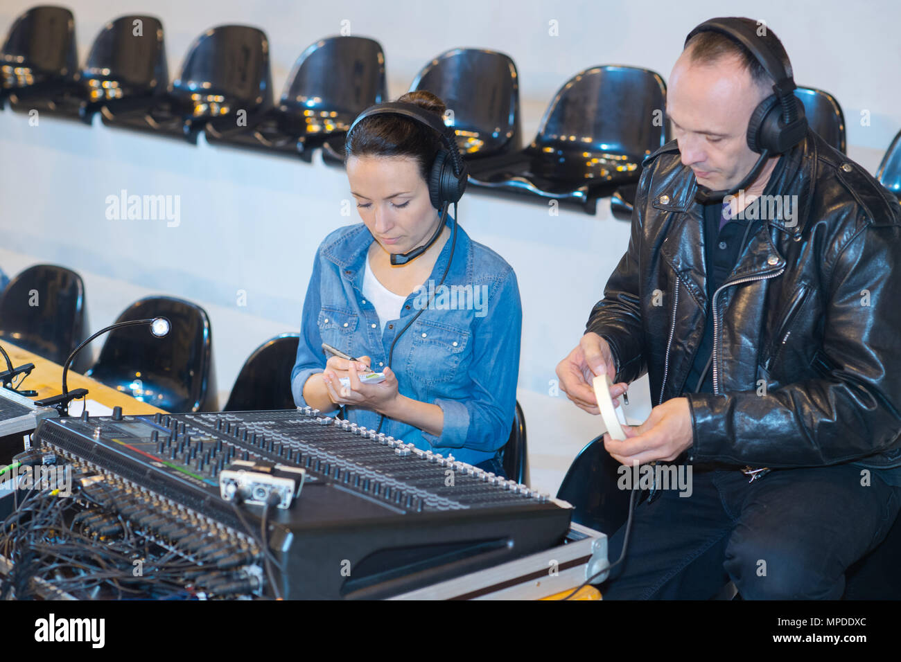 Weibliche und männliche Mitarbeiter Produzieren von Musik Stockfoto