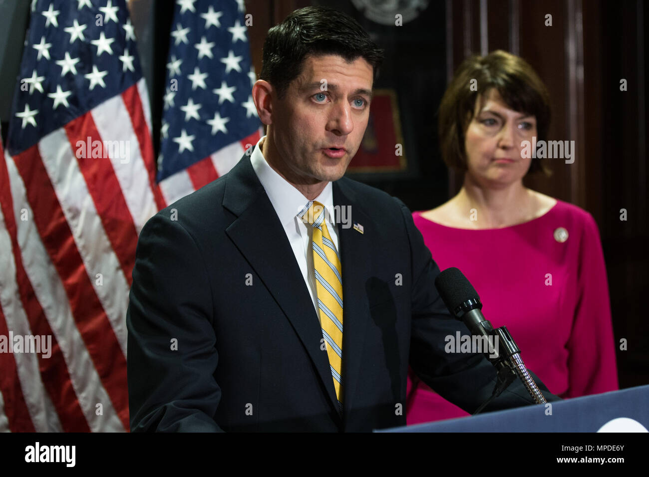 Republikanische Führer Paul Ryan während einer Pressekonferenz nach einem republikanischen Caucus Treffen am 17. Mai 2017. Ryan sprach über die republikanischen Bemühungen vorwärts mit der Steuerreform zu verschieben und beantwortet Fragen von Reportern auf die Entfaltung Skandal um Präsident Trump und Russland erklärt: "Wir müssen alle Fakten." Stockfoto