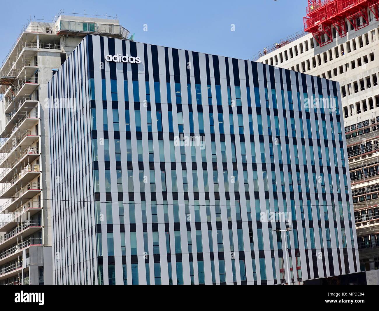 Die Fertigstellung des neuen Gebäudes für die Adidas Straßburg, Frankreich,  Sitz, und der Bau von anderen modernen Bürogebäuden Stockfotografie - Alamy