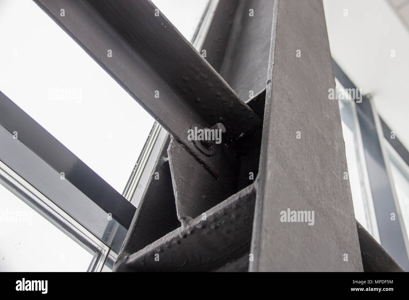 Zwischen dem Gebäude Struktur der schwarzen Metallrosten Verbindung Stockfoto