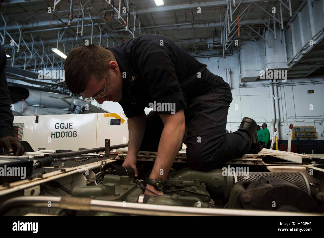Ozean (9. April 2017) Aviation Support Equipment Techniker 3. Klasse Erik Crowder, aus Mooresville, N.C., entfernt ein Starter aus einem Spotting dolly im Hangar Bucht der Flugzeugträger USS Dwight D. Eisenhower (CVN 69) (IKE). Ike und Ihre Carrier strike Group sind im Gange, die Teilnahme an einer Erhaltung Übung entwickelt, um die Bereitstellung zu halten als Teil der optimiert Flotte Notfallplan (OFRP). Stockfoto