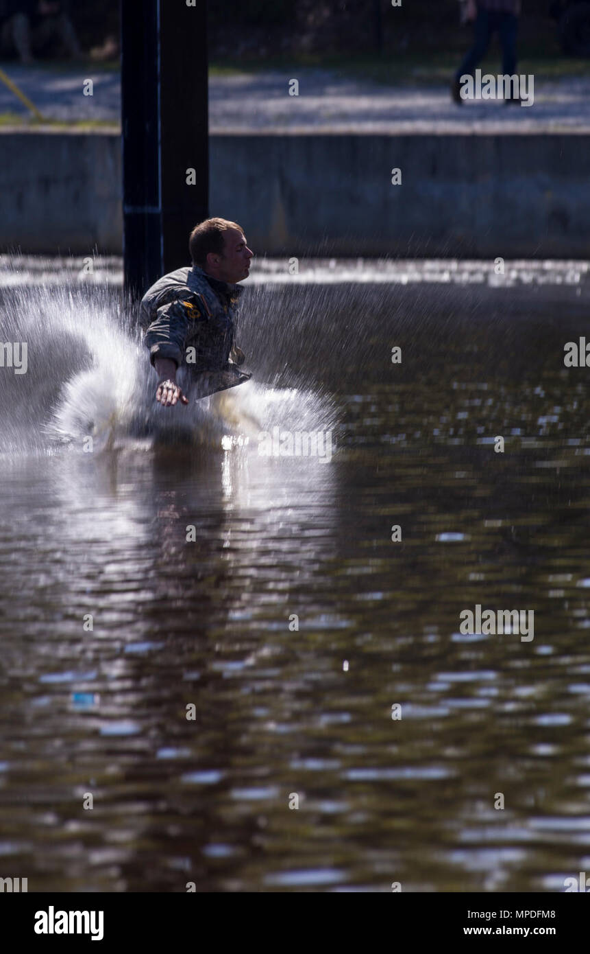 Ein U.S. Army Ranger Tropfen in das Wasser an der Bekämpfung Wasser überleben Bewertung während der 34. jährlichen David E. Grange jr. Am besten Ranger Wettbewerb an Ft. Benning, Ga., Nov. 9, 2017. Die besten Ranger Wettbewerb ist eine dreitägige Veranstaltung, bestehend aus Herausforderungen Wettbewerber des körperlichen, geistigen und technischen Fähigkeiten, sowie zu Orten, an denen das Militär die besten Zwei-mann Ranger Teams gegeneinander um den Titel des besten Ranger zu konkurrieren. Stockfoto