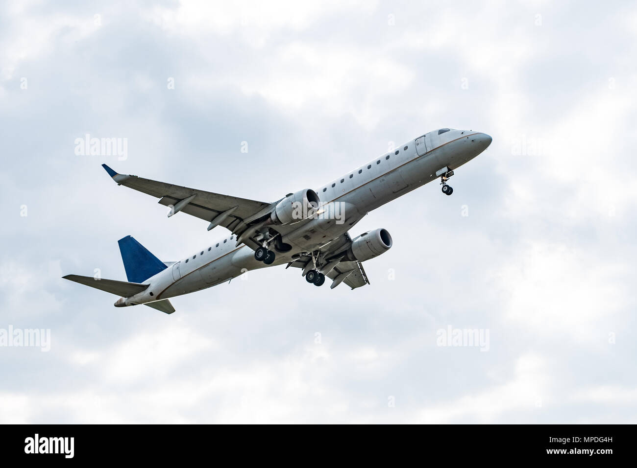 Commercial Airplane auf Sky - Passagierflugzeug isoliert Stockfoto