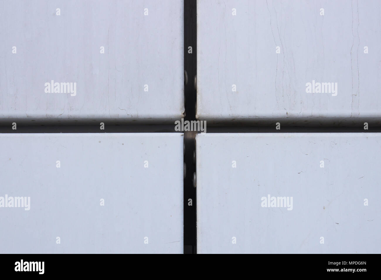 Nahaufnahme von Genieteten Aluminium sandwich panel Außenwand Deckung mit Kreuz geformt. Wand Abdeckung detail Stockfoto
