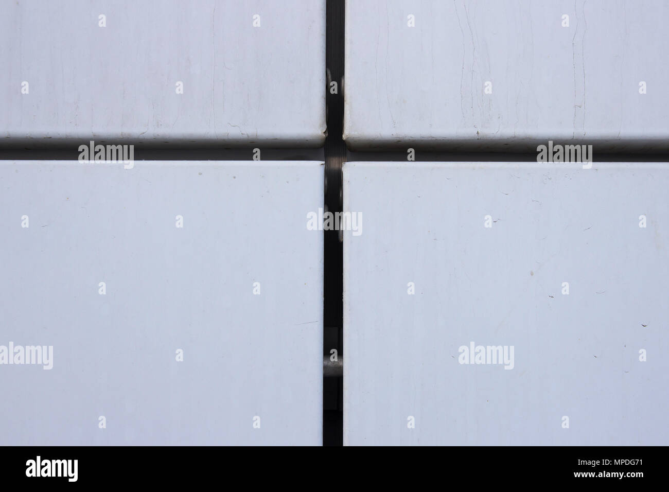 Nahaufnahme von Genieteten Aluminium sandwich panel Außenwand Deckung mit Kreuz geformt. Wand Abdeckung detail Stockfoto