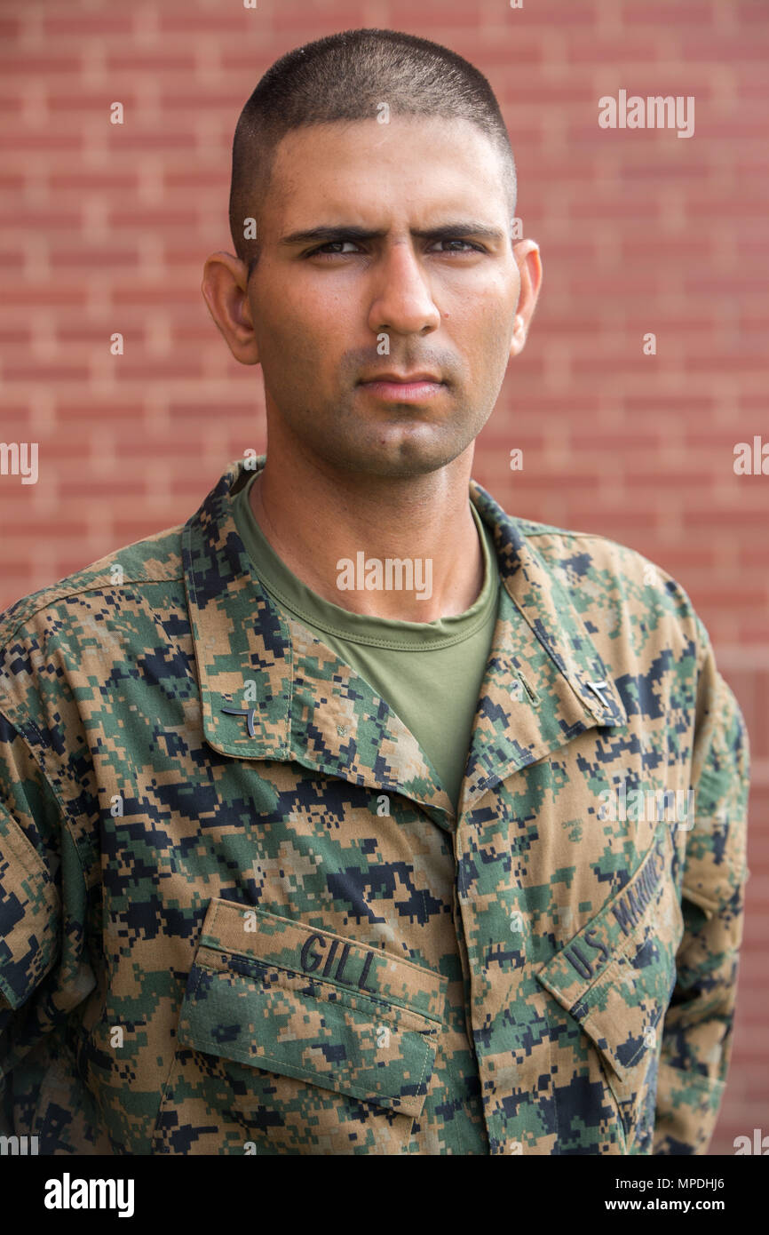 Pfc. Sunpreet S. Gill, Platoon 1014, Delta, 1 Recruit Training Bataillon, erwarb die amerikanische Staatsbürgerschaft, das am 2. März 2017, auf Parris Island, S.C. Vor verdienen Staatsbürgerschaft, die Bewerber müssen Kenntnisse der englischen Sprache und der amerikanischen Regierung, zeigen gute moralische Charakter und den Treueid auf die US-Verfassung. Gill, von Bristol, Anschl., ursprünglich aus Indien, wird zu graduieren, 3. März 2017 geplant. (Foto von Lance Cpl. Maximiliano Bavastro) Stockfoto