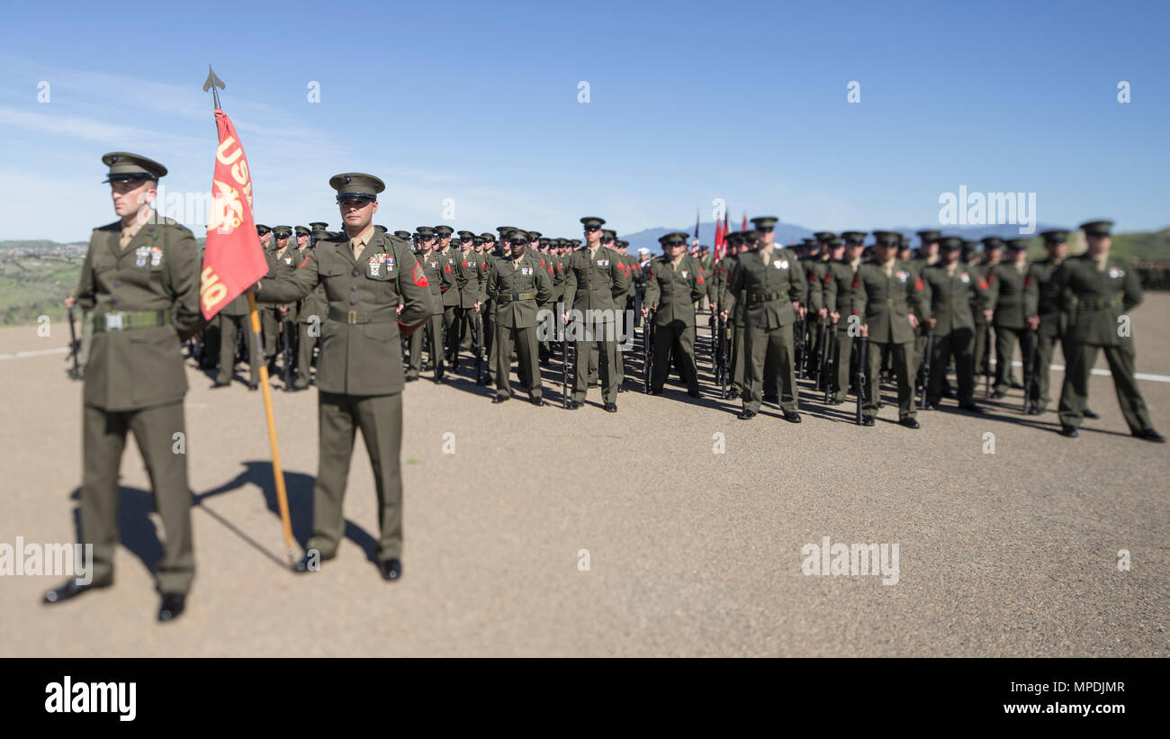 Us-Marines mit der 5. Marine Regiment, 1st Marine Division stand in Bildung vor einer Änderung der Befehl Zeremonie, Camp Pendleton, Calif., Jan. 03, 2017. Oberst Kenneth Kassner verzichtet auf Befehl des 5. Marine Regiment zu Spalte George Schreffler. (U.S. Marine Corps Foto von Lance Cpl. Danny Gonzalez) Stockfoto