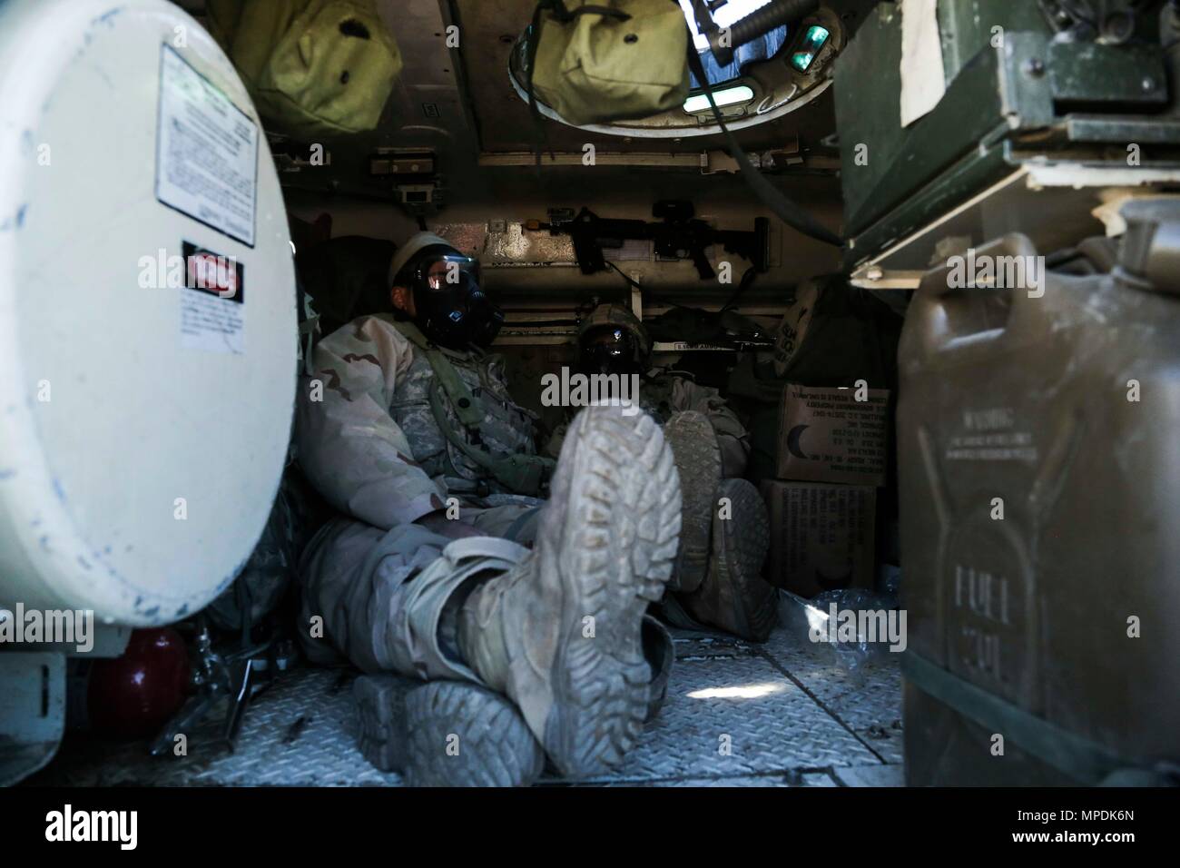 Vor kurzem verwundete US-Soldaten, der 2. Brigade zugeordnet, 1.Kavallerie Division, sitzen in einem M113 Schützenpanzer warten auf Verkehr, während der entscheidende Maßnahmen Rotation 17-04 am National Training Center in Fort Irwin, Calif., Feb 19, 2017. (U.S. Armee Foto von SPC. JD Sacharok, Operations, National Training Center) Stockfoto
