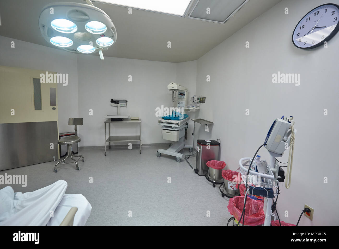 Sauberes Krankenzimmer Hintergrund. Bereit für Chirurgie Klinik Zimmer Stockfoto