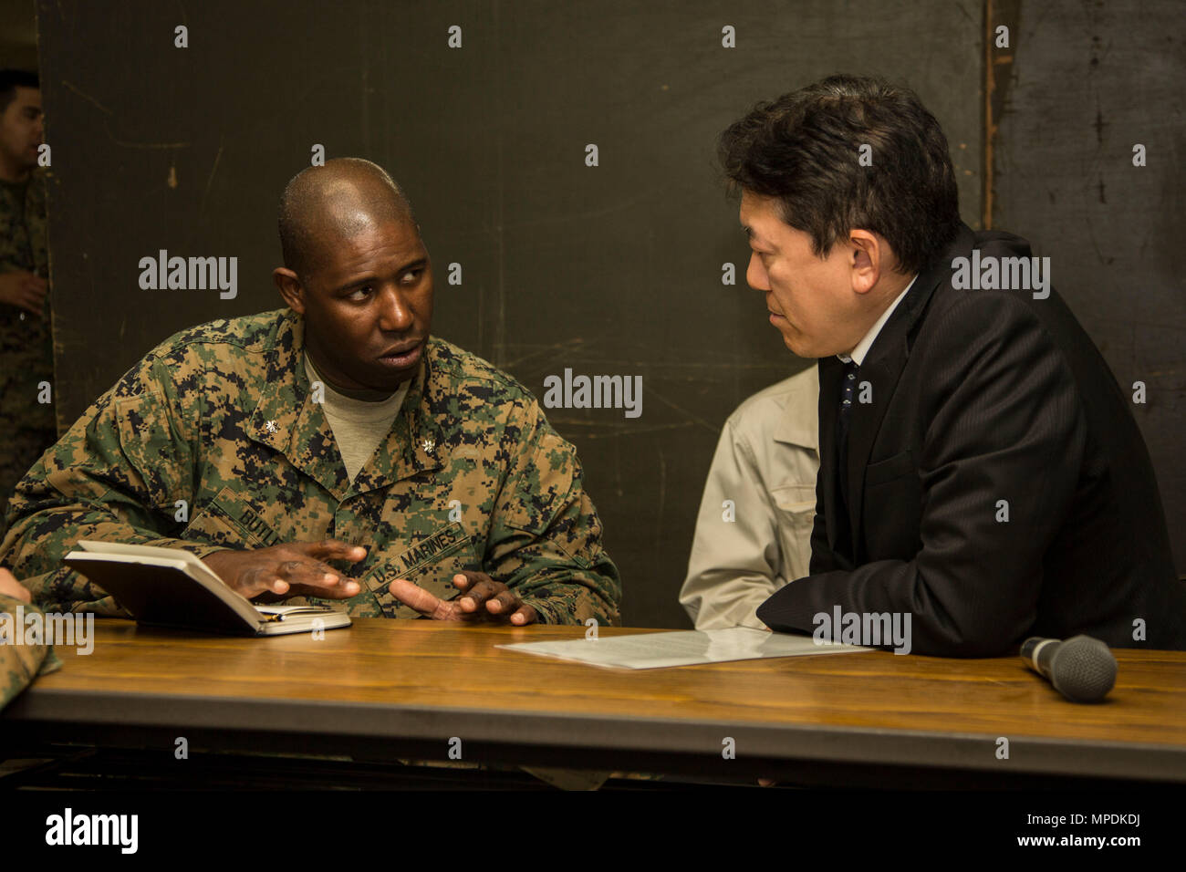 Us Marine Corps Oberstleutnant Brian Butler, ein Bataillon, kommandierender Offizier mit Sitz Batterie, 3.Bataillon, 12 Marines bespricht aktuelle Ereignisse mit Michio Ichikawa, ein Mitglied der Kyushu Verteidigung Präsidium während einer Sitzung innerhalb der bilateralen Koordination Zentrum im Hijudai Manöver, Japan, 3. März 2017. Marinesoldaten und Matrosen an der Artillerie relocation Training Programm rechtzeitige und genaue Brände zu stellen militärische beruflichen Spezialgebiet Fähigkeiten, Zug Marines/Matrosen in gemeinsamen Fähigkeiten zu unterstützen, und professionellen militärischen Bildung fördern für das übergeordnete Ziel der enhan Stockfoto