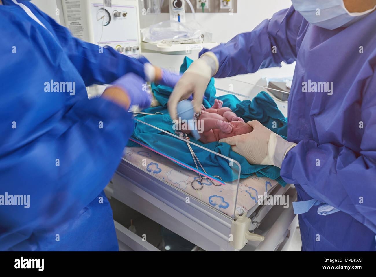 Krankenschwestern Reinigung Neugeborenes im Krankenhaus Hintergrund Stockfoto