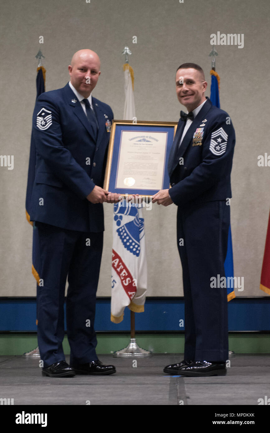 Master Sgt. Aaron W. Vanallen, First Sergeant für die 123 Gruppe wurde als der erste Sergeant des Jahres von Chief Master Sgt. Ray Dawson, der 123 Wing command Chief, der Soldat und der Flieger des Jahres Bankett im Kentucky weit und Exposition Center, Louisville, Ky. Am 4. März 2017. Die Gewinner wurden für ihre Führung und Leistung in ihrer primären Aufgaben ausgewählt, Hingabe, sich selbst zu verbessern, und die Basisstation und die Einbeziehung der Gemeinschaft. (U.S. Air National Guard Foto: Staff Sgt. Joshua Horton) Stockfoto