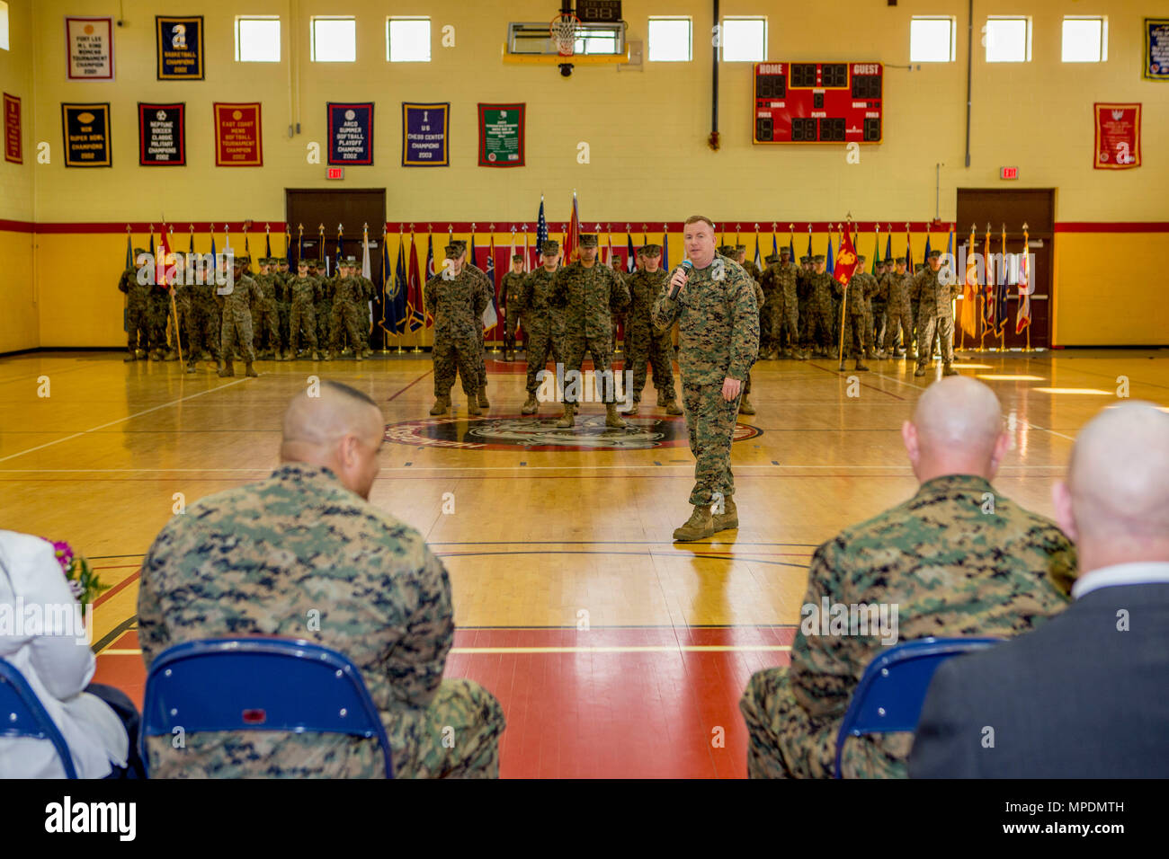 US Marine Corps Oberst Andrew M. Regan, befehlshabender Offizier, Sitz und Service Battalion, zentrale Marine Corps, Henderson Hall gibt Bemerkungen während einer Zeremonie, Relief und Termin in der gemeinsamen Basis Fort Myer-Henderson Hall, Arlington, VA., 28. Februar 2017. Sgt. Major Robert W. Pullen gab seinen Posten zu Sgt. Major Edward D. Parsons. (Foto: Lance Cpl. Paul A. Ochoa US Marine Corps) Stockfoto