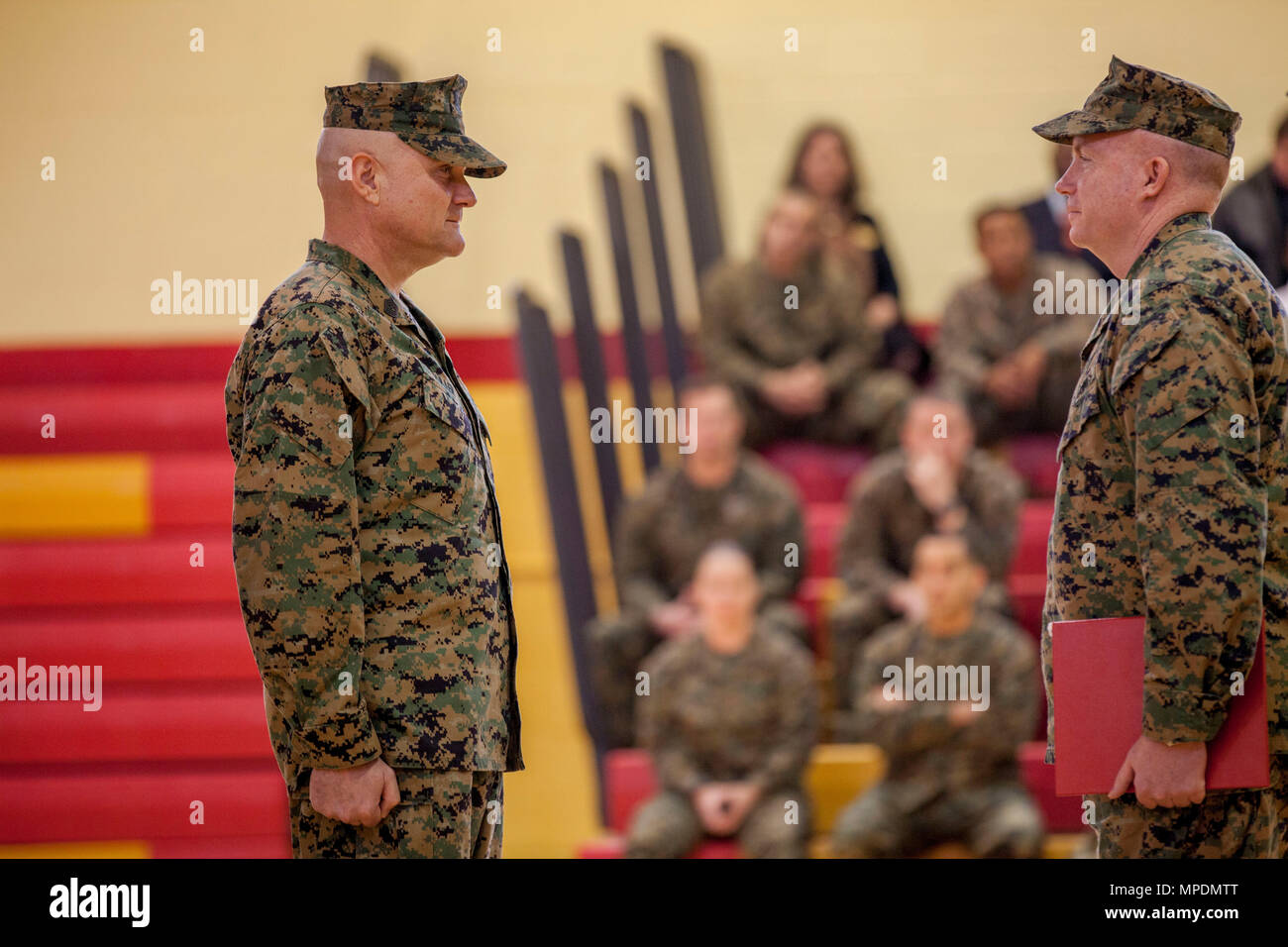 Us Marine Corps Sgt. Maj. Robert W. Pullen, Links, steht an der Stelle der Aufmerksamkeit vor von Oberst Andrew M. Regan, command Officer, Sitz und Service-bataillon, Sitz Marine Corps, Cally Hall, während eine Erleichterung und Termin Zeremonie am Joint Base Fort Myer-Henderson Hall, Arlington, Va., 28.02.2017. Sgt. Maj. Robert W. Pullen seine Post Sgt aufgegeben. Maj. Edward D. Parsons. (U.S. Marine Corps Foto von Lance Cpl. Paul A. Ochoa) Stockfoto