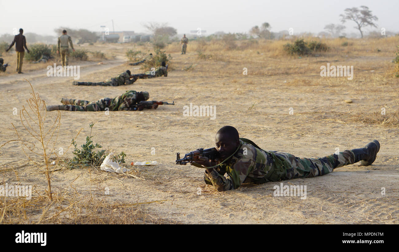 Nigrischen service Mitglieder reagieren während der Übung Flintlock 2017 Diffa, Niger, März 3, 2017 zu kontaktieren. Flintlock stärkt Partnerschaften zwischen afrikanischen, europäischen und Nordamerikanischen Special Operations Forces, die ihre Fähigkeit zusammen in Reaktion auf Krisen zu arbeiten erhöht. (U.S. Armee Foto von SPC. Zayid Ballesteros) Stockfoto