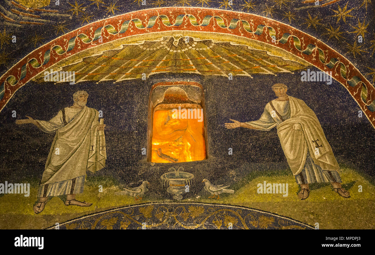 Ravenna Ravenna Provinz, Italien. Innenraum des 5. Jahrhunderts Mausoleum, Mausoleo di Galla Placidia. Das Fenster wird aus alabster. Das Mausoleum ist Stockfoto