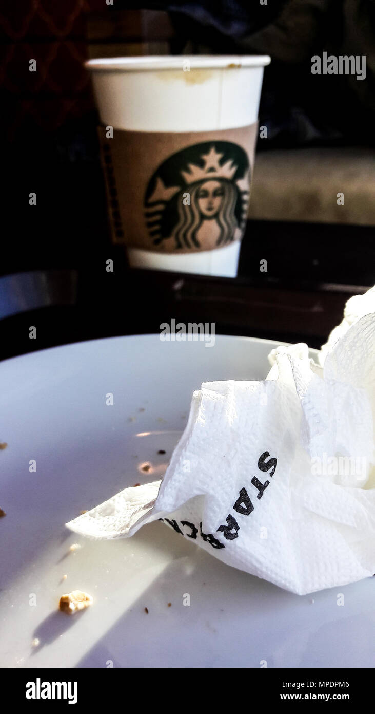 Türkei, Istanbul - Januar 29, 2017 Starbucks Serviette und leere weiße Platte mit Kaffee Tasse backround. Fast food Konzept Stockfoto