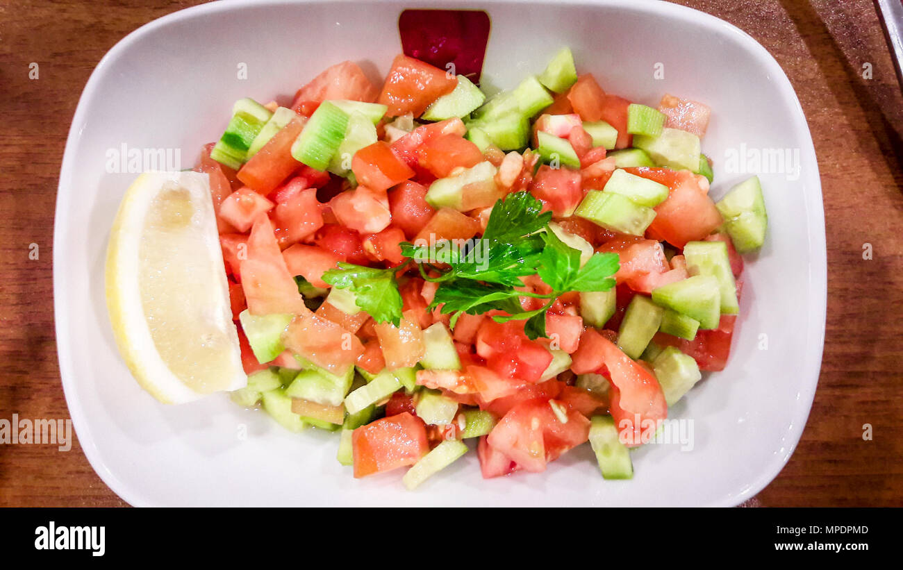 Türkische Chupan salata oder Schäferhunde in weiße Schüssel Salat im Restaurant Stockfoto