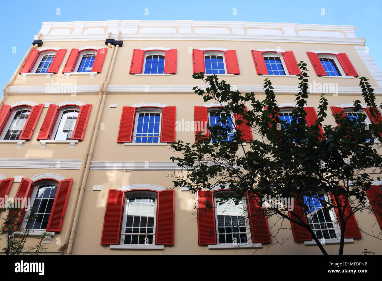 Gebäude mit roten Fenstern in Gibraltar entfernt Stockfoto