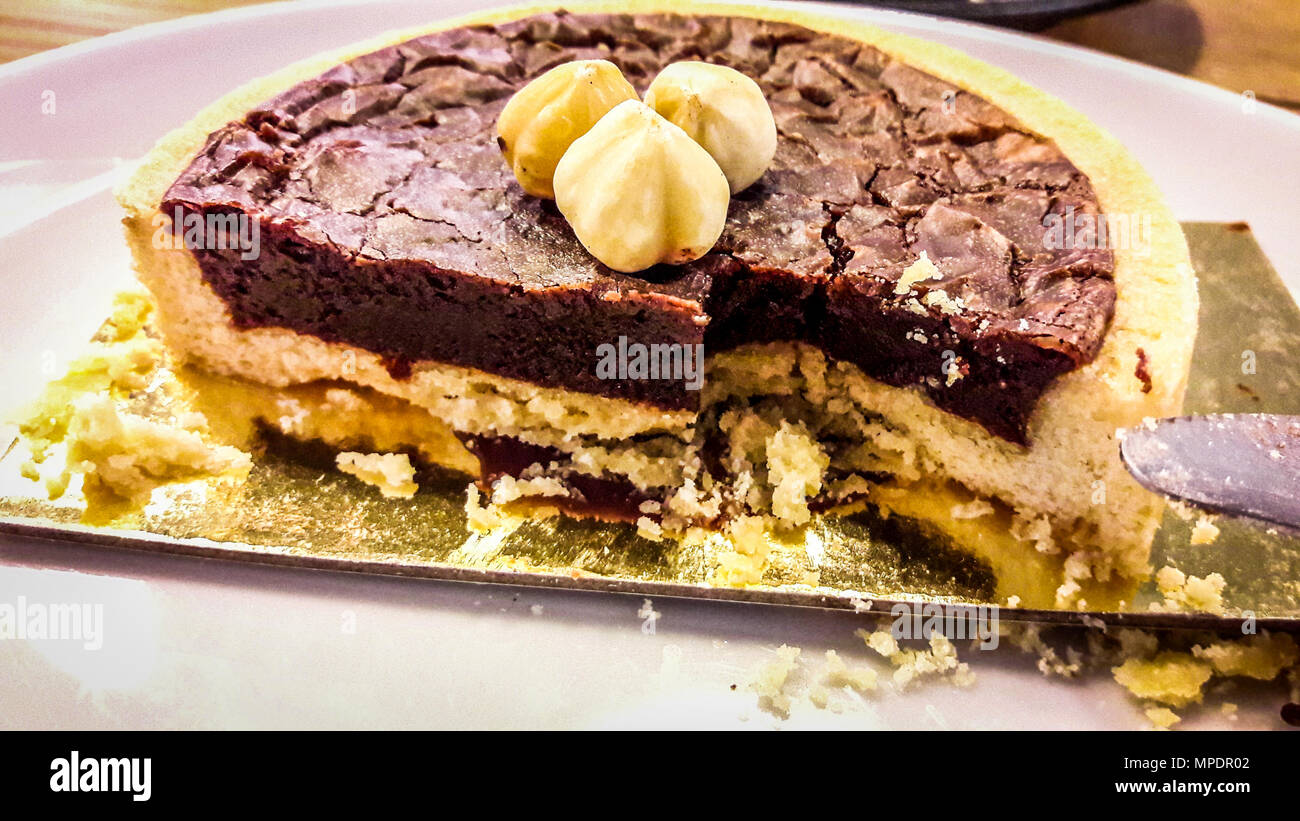 Torte Schokolade mit Haselnüssen. Dessert Konzept. Stockfoto