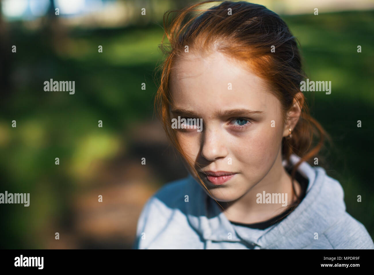 Nahaufnahme Porträt einer rothaarigen Mädchen im Teenageralter. Stockfoto