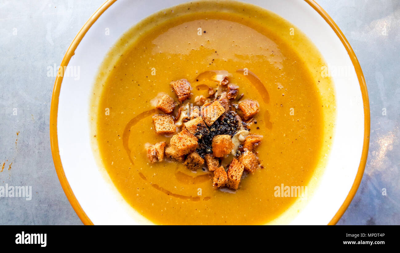 Linsen oder Kürbissuppe mit Croutons. Traditionelle Speisen. Stockfoto