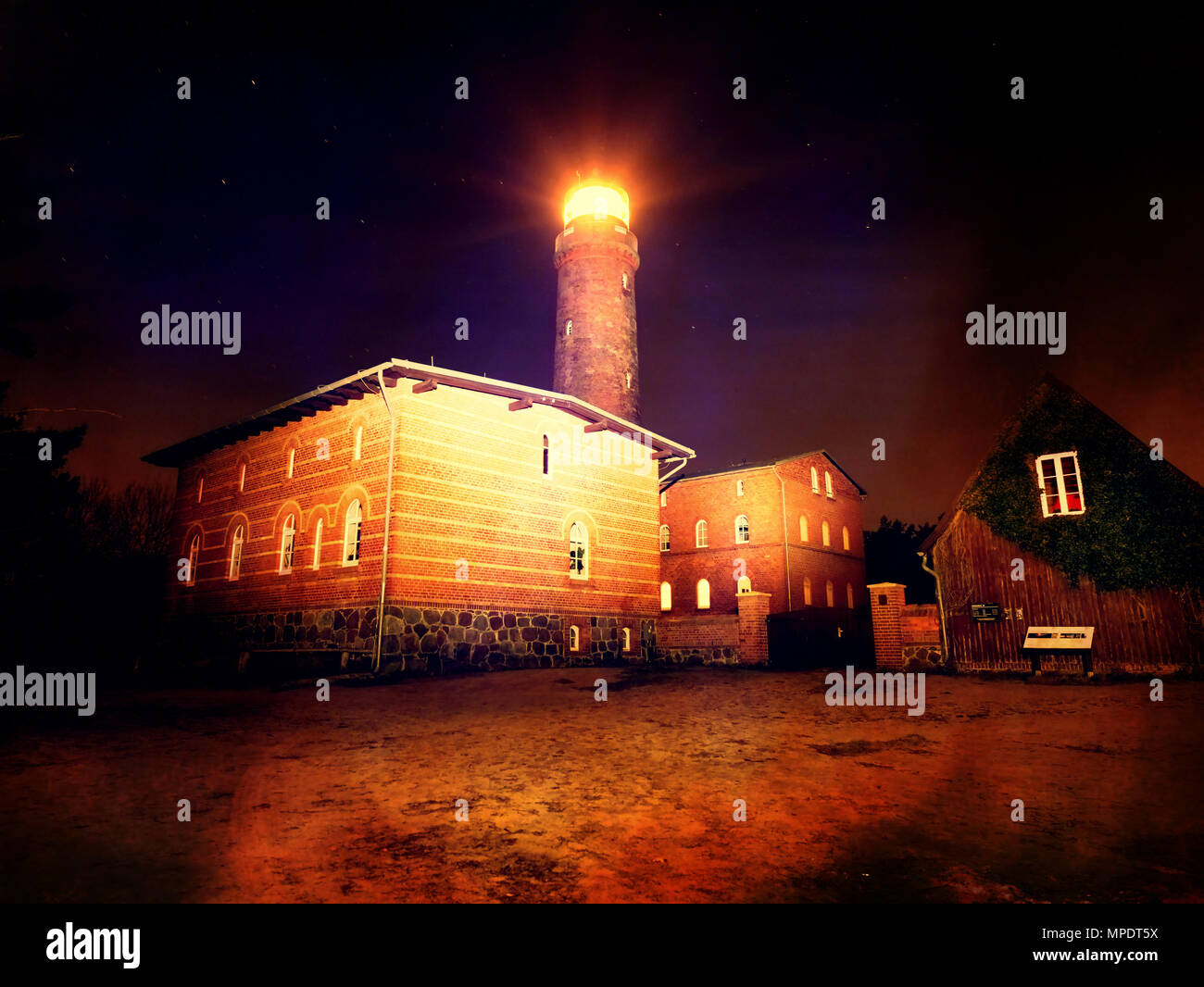 Abstrakte Wirkung. Leuchtturm Darßer Ort strahlt in der dunklen Nacht. Nationalpark bei Prerow, Ostsee, Mecklenburg-Vorpommern, Deutschland Stockfoto