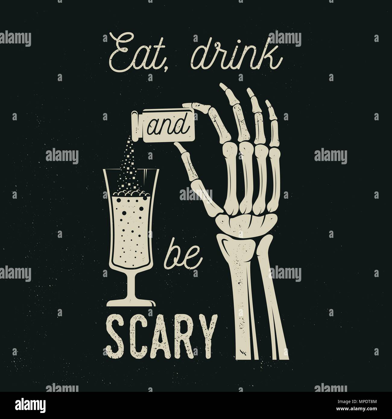 Essen, Trinken und beängstigend sein. Vektor Halloween retro Abzeichen. Overlay oder Etiketten für Hemd oder Logo, Print, Siegel, Stempel. Skelett hand mit Zaubertrank und Glas Stock Vektor