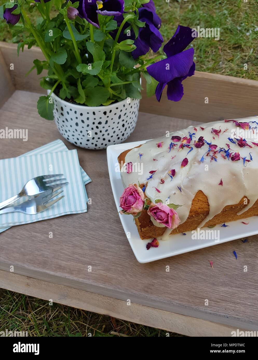 Kuchen Mit Blüten Und Zuckerguß Auf Holz Mit Blume Außerhalb Stockfotografie Alamy