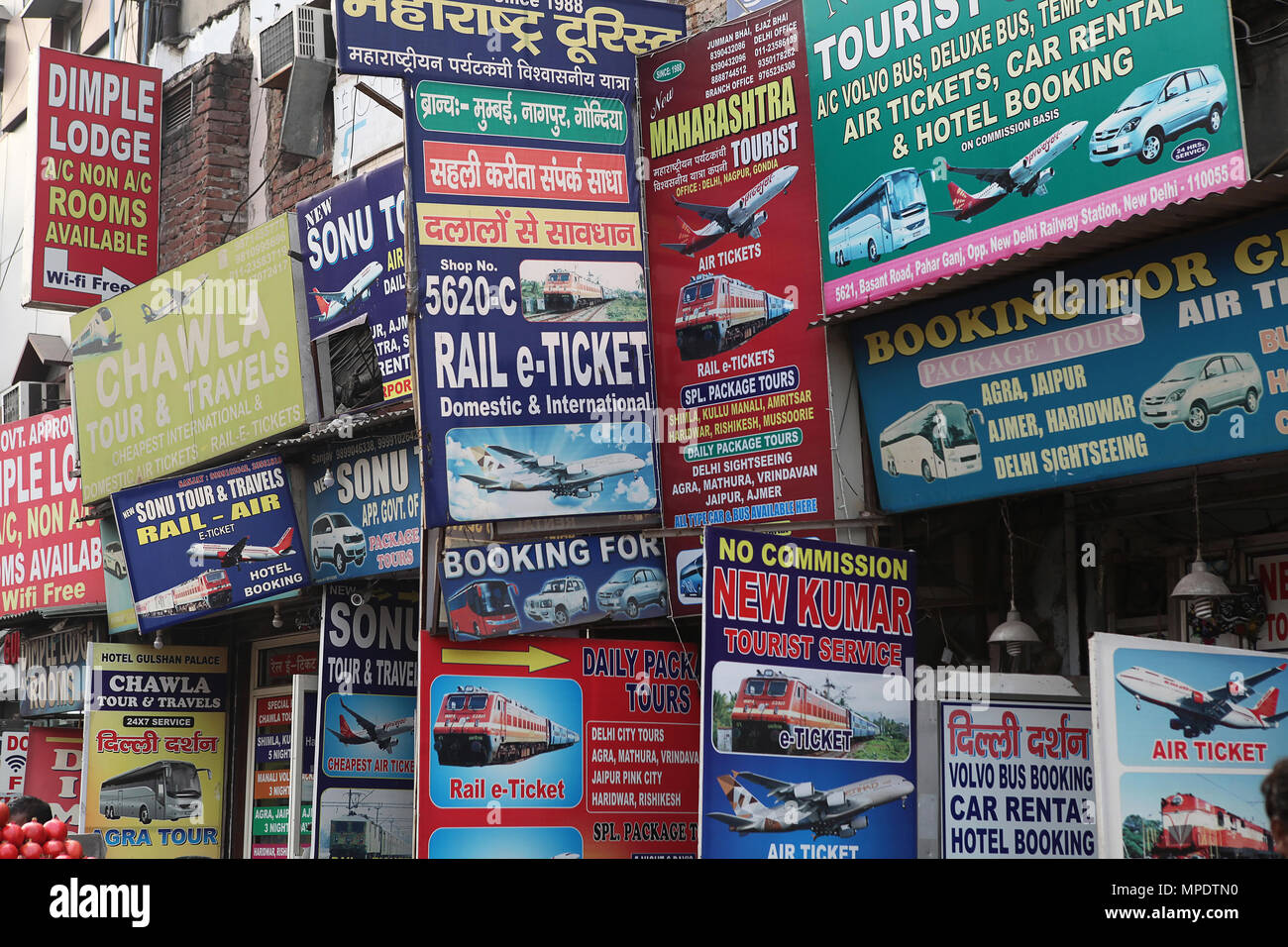 Indien, Neu-Delhi, Advetisement Boards und Werbetafeln für Travel Services in der paharganj Stadtteil von Delhi. Stockfoto
