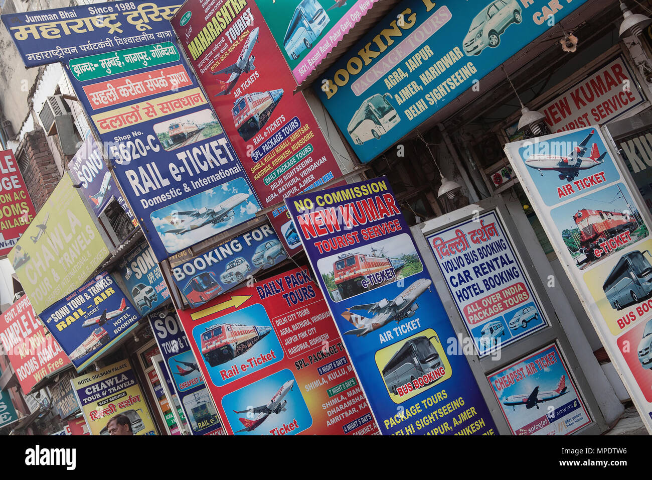Indien, Neu-Delhi, Advetisement Boards und Werbetafeln für Travel Services in der paharganj Stadtteil von Delhi. Stockfoto