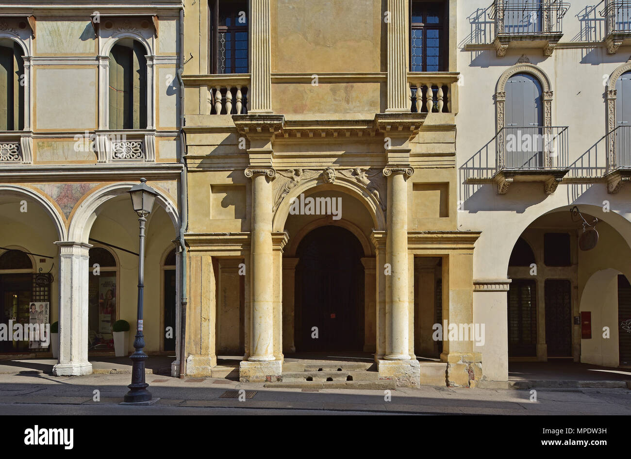 Casa Cogollo (Haus, wo Palladio lebte, erbaut 1559), frontale Ansicht auf der Straße zeigen Beziehung mit Arcade am frühen Morgen, von Palladio Stockfoto