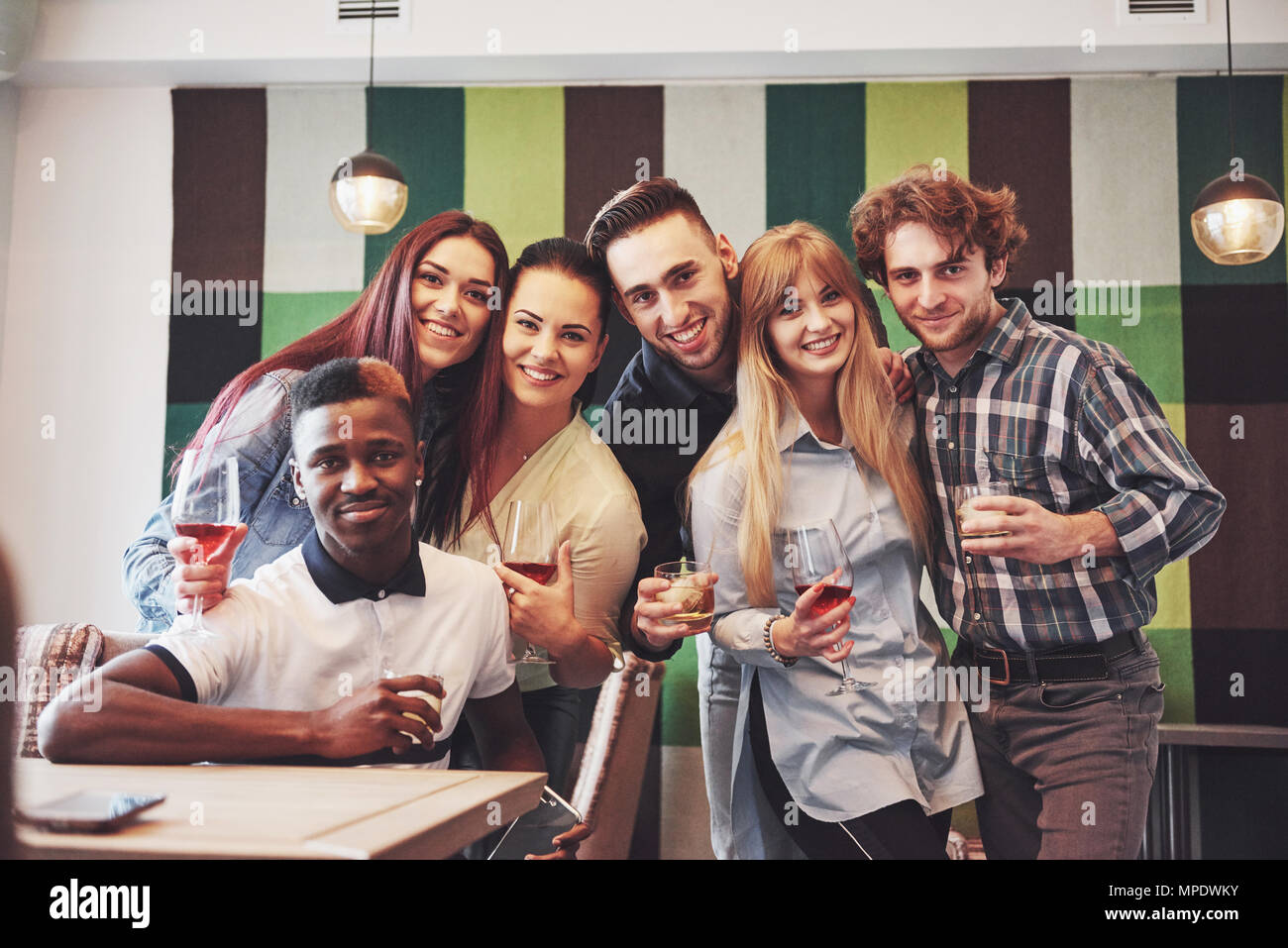 Multirassischen Menschen Spaß an Cafe ein selfie mit Handy. Gruppe junger Freunde im Restaurant sitzen Stockfoto