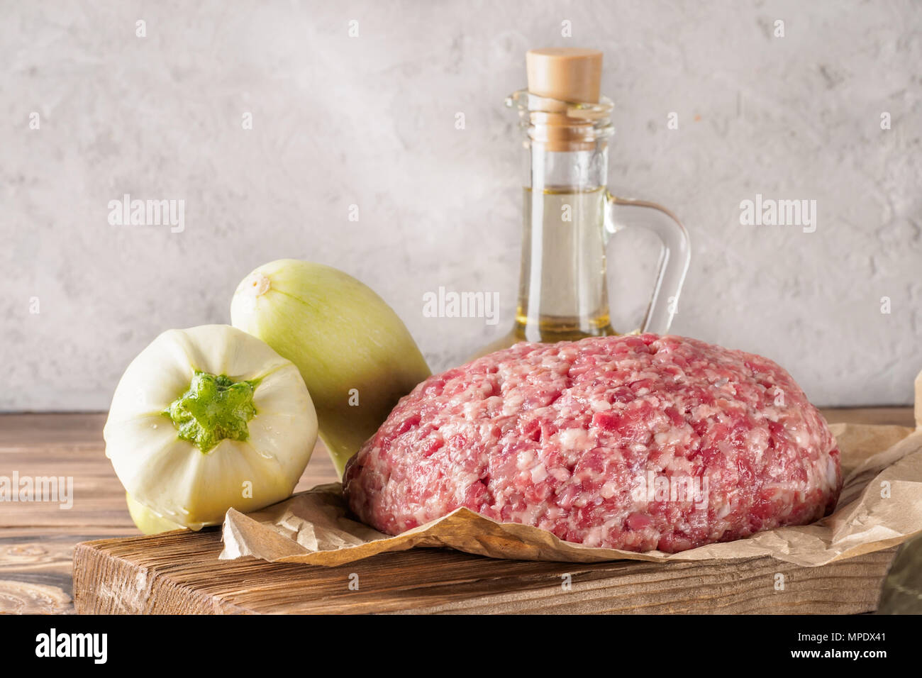 Mixe von Hackfleisch Hackfleisch/Faschiertes Rind- und Schweinefleisch festgelegt für das Kochen Grill Steaks kebabs Würstchen gebraten auf Feuer essen Gemüse junge Zucchini und Olivenöl Stockfoto