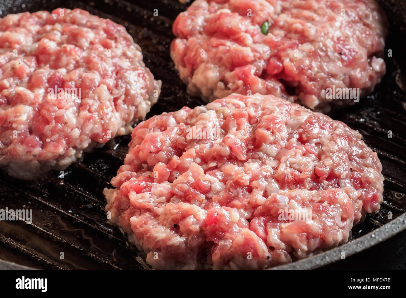 Schnitzel Steaks vom Grill Pfanne Mixe von Hackfleisch Hackfleisch/Faschiertes Rind- und Schweinefleisch zum kochen Grill Steaks kebabs Frittiergut Stockfoto