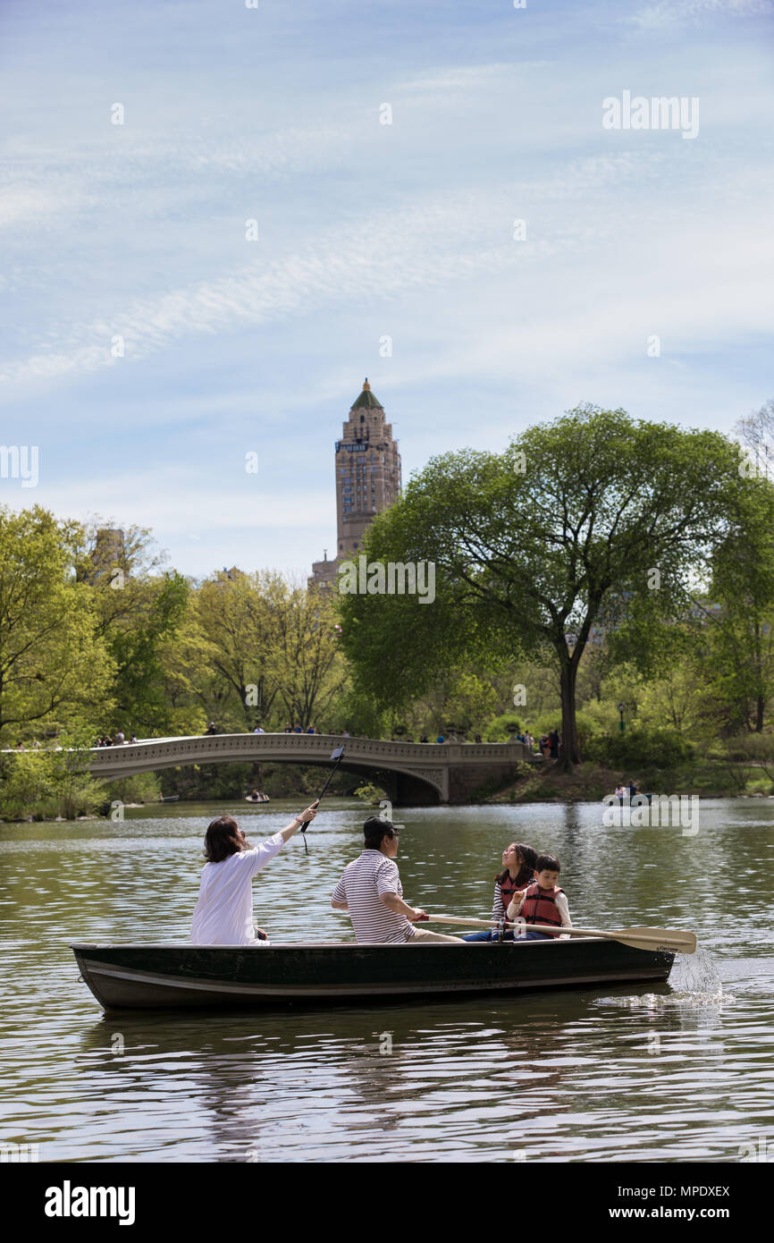 New York City, NY / Vereinigte Staaten von Amerika, 5. Mai 2018: Personen, die den Central Park an einem sonnigen Tag Stockfoto