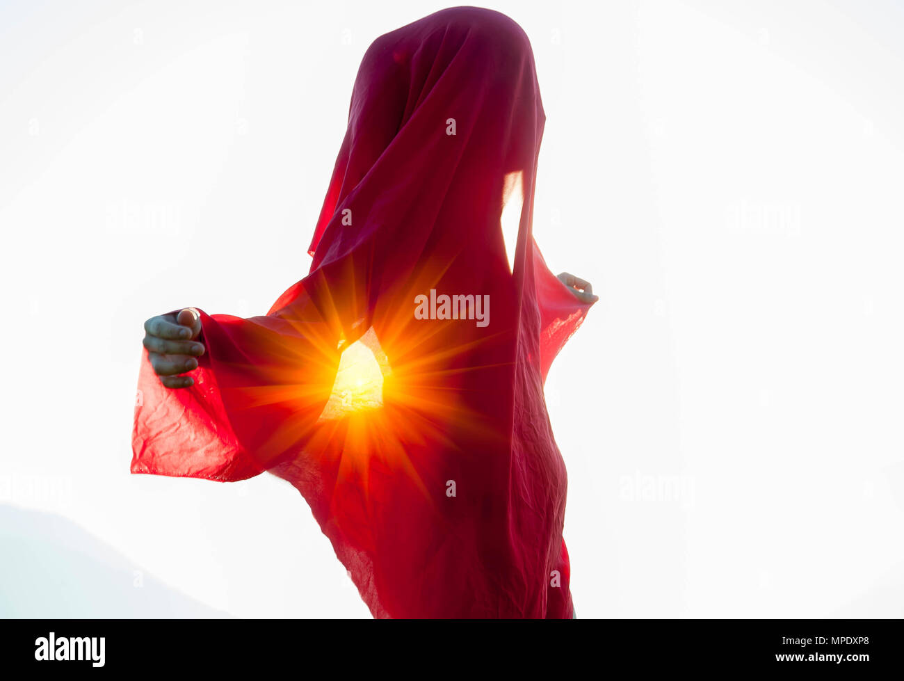 Frau eingewickelt in ein roter Schal im Wind Stockfoto