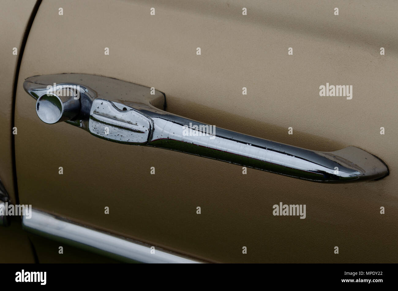 Retro chrome style Auto Türgriff mit Druckknopf Stockfotografie - Alamy