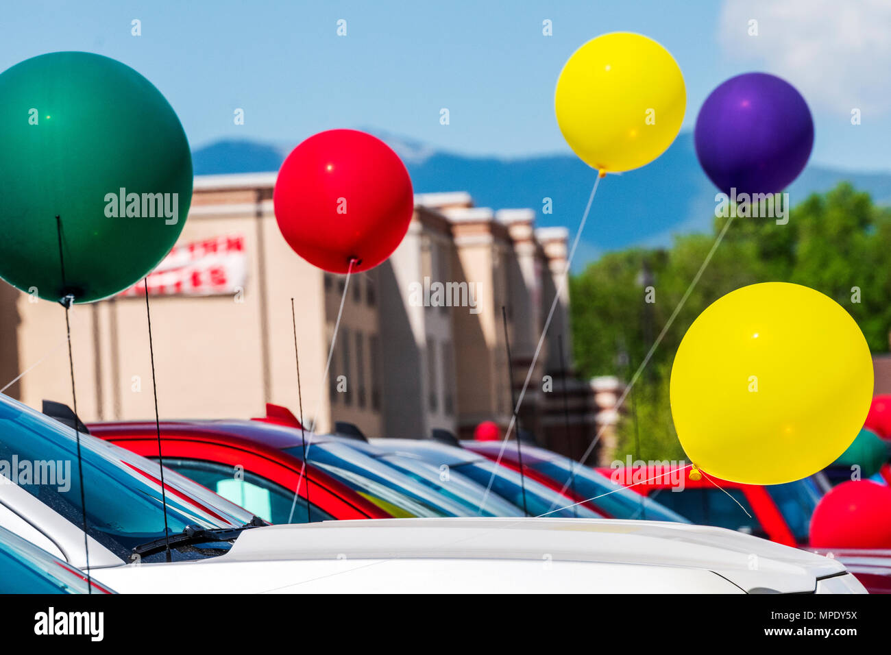 Bunte Luftballons; windigen Tag; Auto Dealership; Salida, Colorado, USA Stockfoto